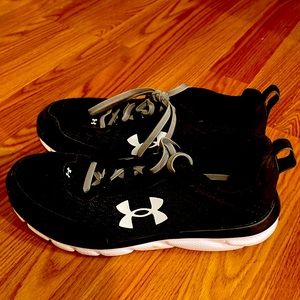 Under Armour Boys Size 5.5 Youth Sneakers